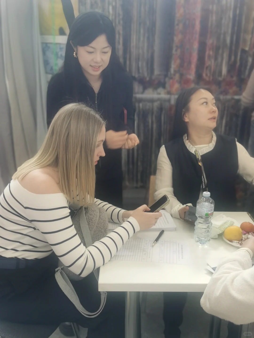 爆满预警！面料展现场人潮涌动，创意与商机?