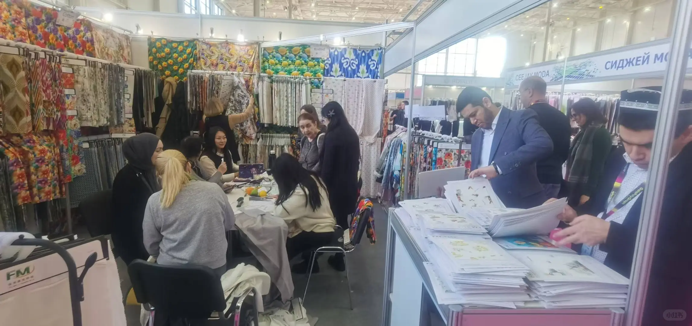 爆满预警！面料展现场人潮涌动，创意与商机?