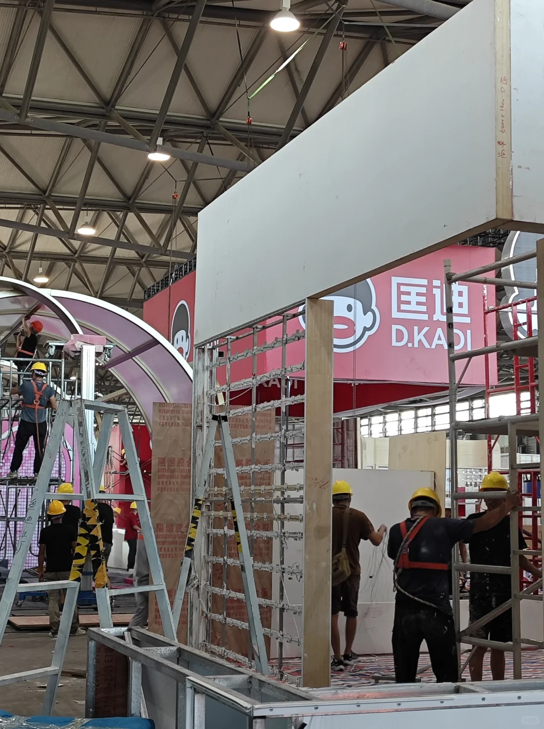 百货展搭建现场—今年百货展更有意思了喔