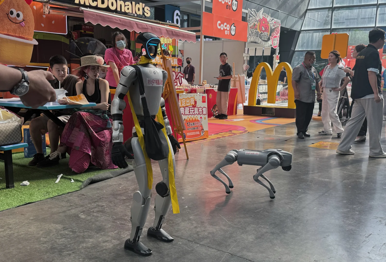 晓同学商业街入驻中非经贸博览会