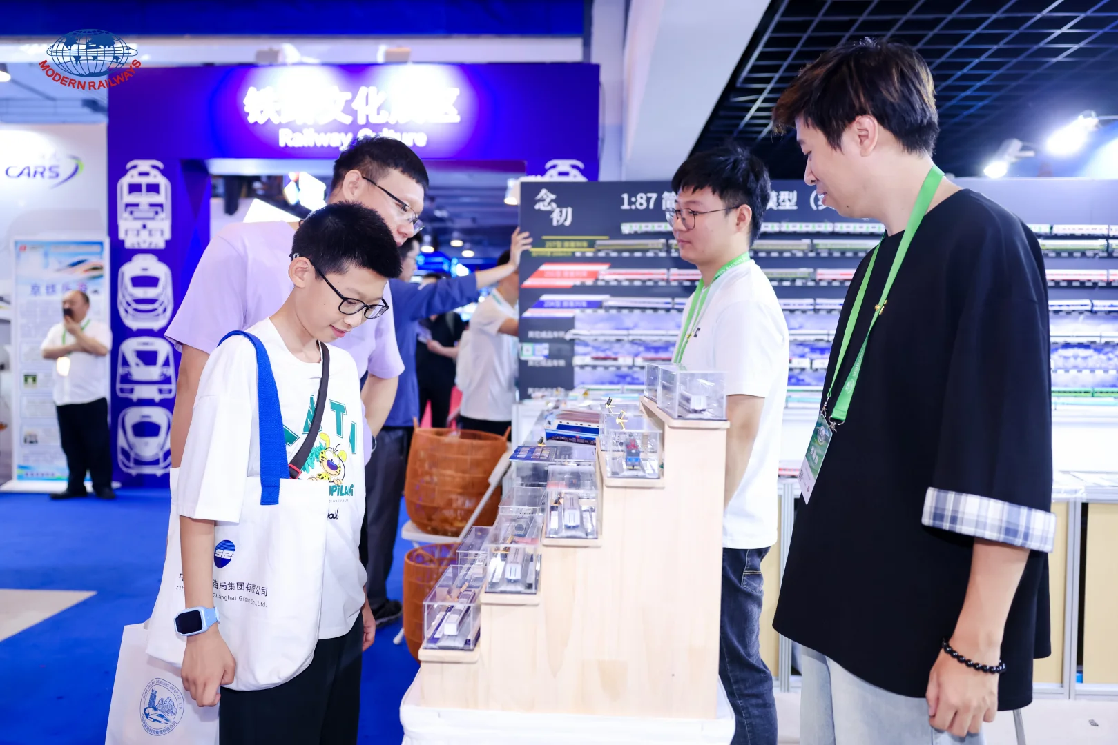 起猛了，还感觉在北京铁路展里