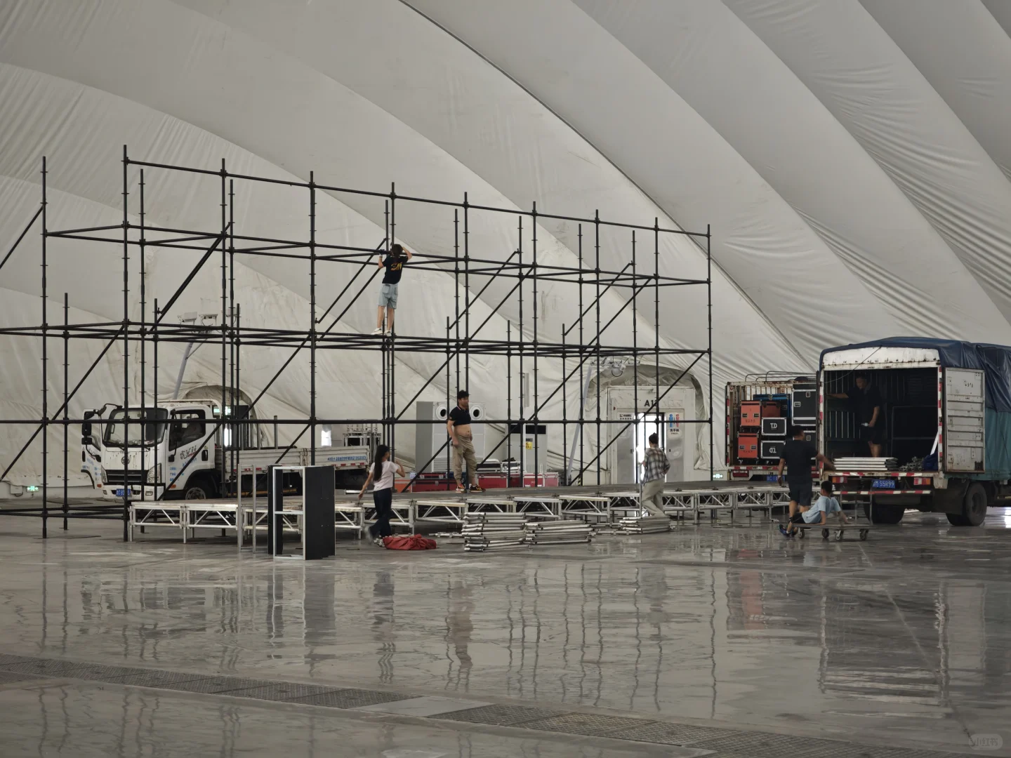 忙碌布展搭建中