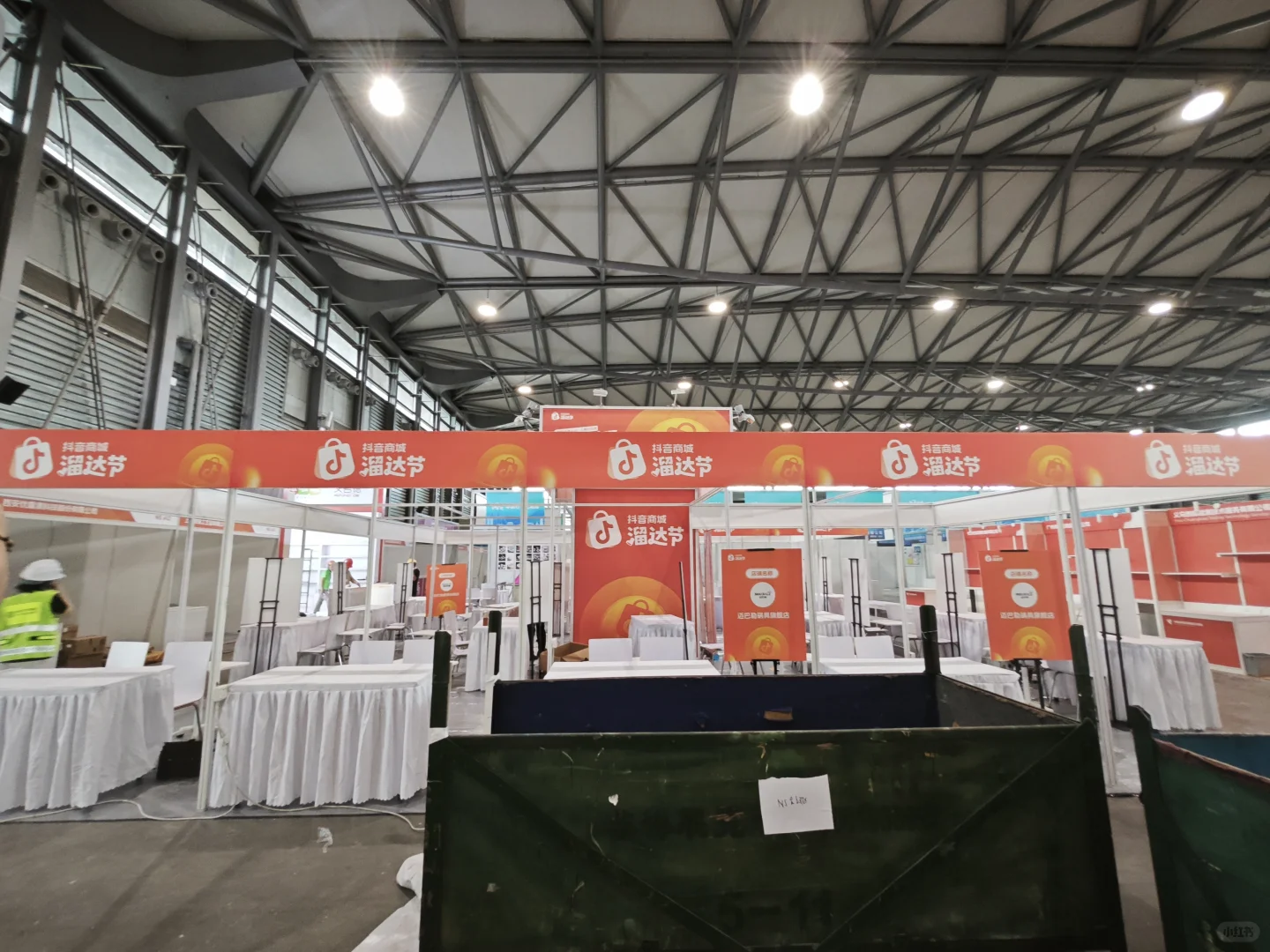 百货展搭建现场—今年百货展更有意思了喔