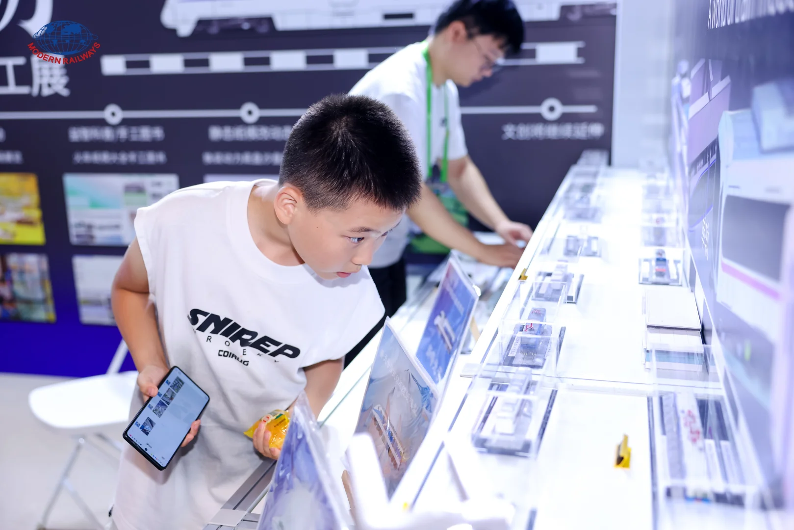 起猛了，还感觉在北京铁路展里