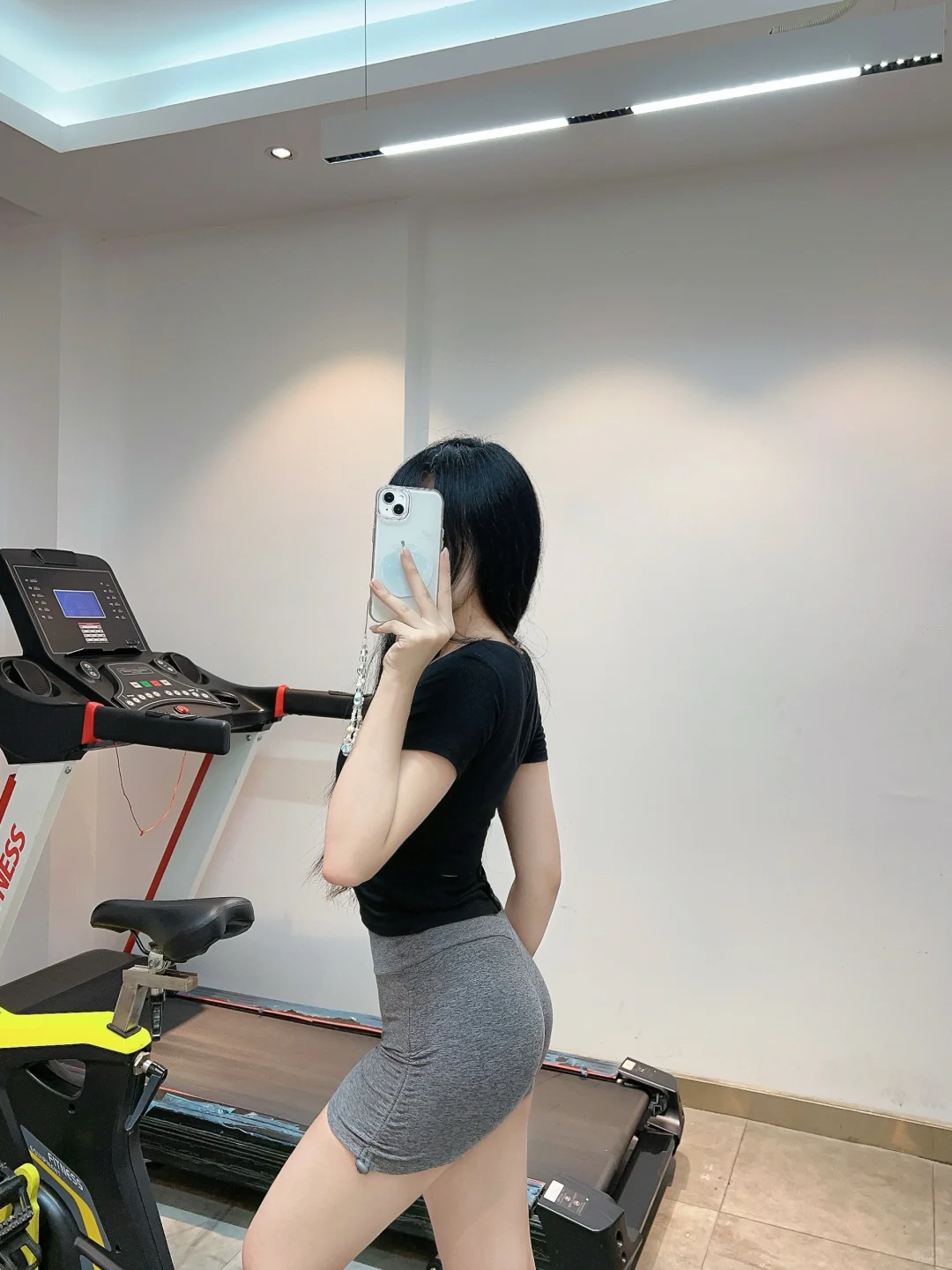 在健身房终于不用再提裤子拉衣服了?