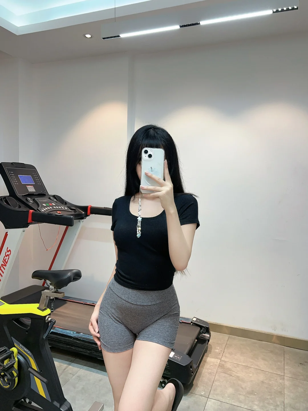 在健身房终于不用再提裤子拉衣服了?