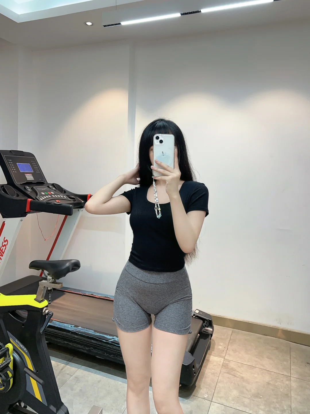 在健身房终于不用再提裤子拉衣服了?