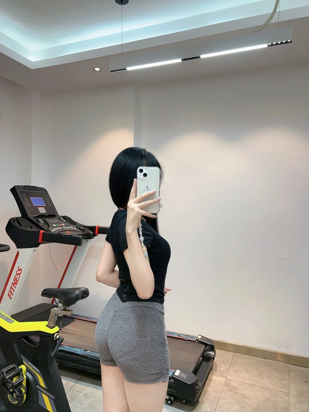 在健身房终于不用再提裤子拉衣服了?