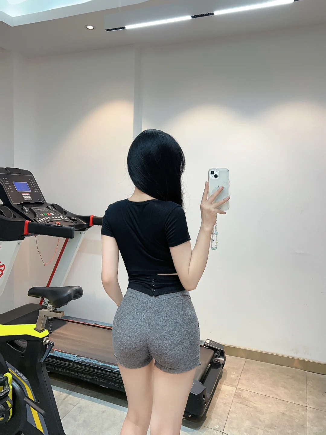 在健身房终于不用再提裤子拉衣服了?