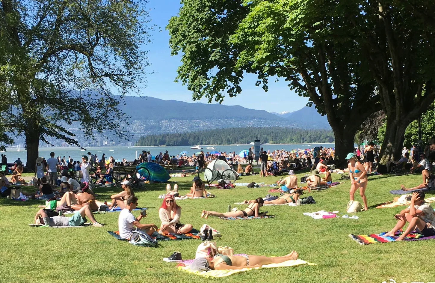 加拿大温哥华的海滩，还能穿得再少点吗