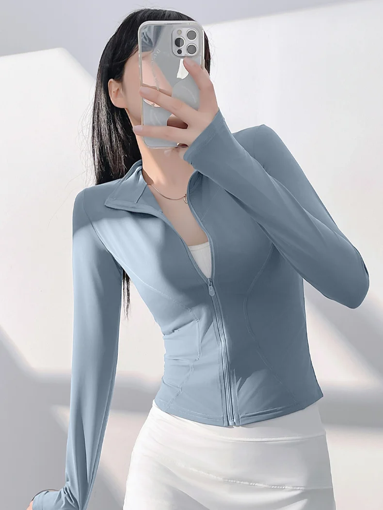 挖到宝！这件白色拉链运动上衣，时髦又好搭?