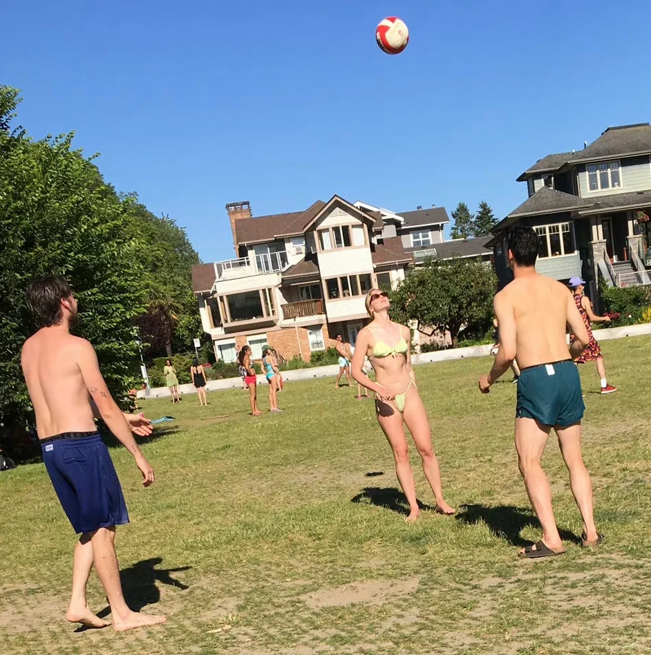 加拿大温哥华的海滩，还能穿得再少点吗