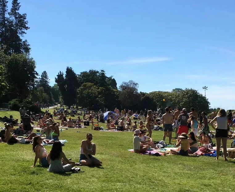 加拿大温哥华的海滩，还能穿得再少点吗