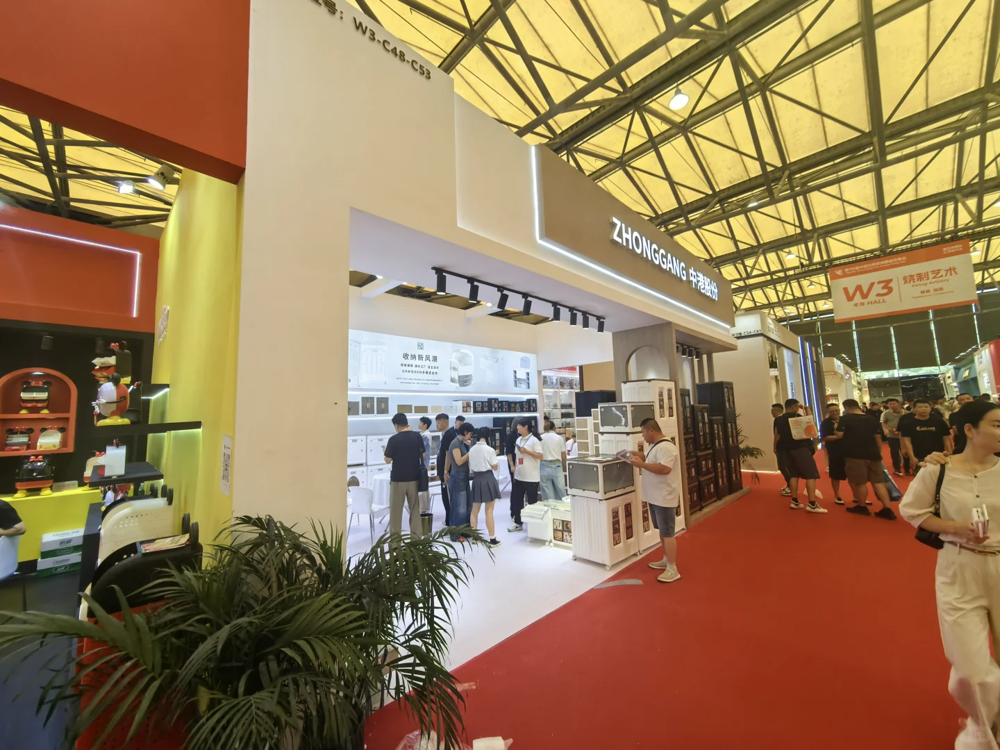 展会现场，好多人啊！