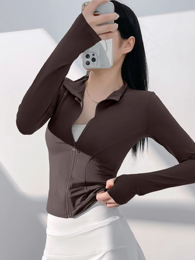 挖到宝！这件白色拉链运动上衣，时髦又好搭?