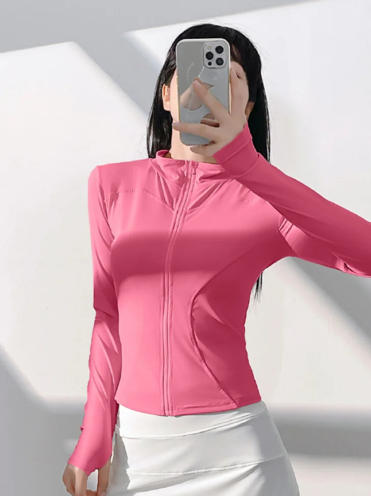 挖到宝！这件白色拉链运动上衣，时髦又好搭?