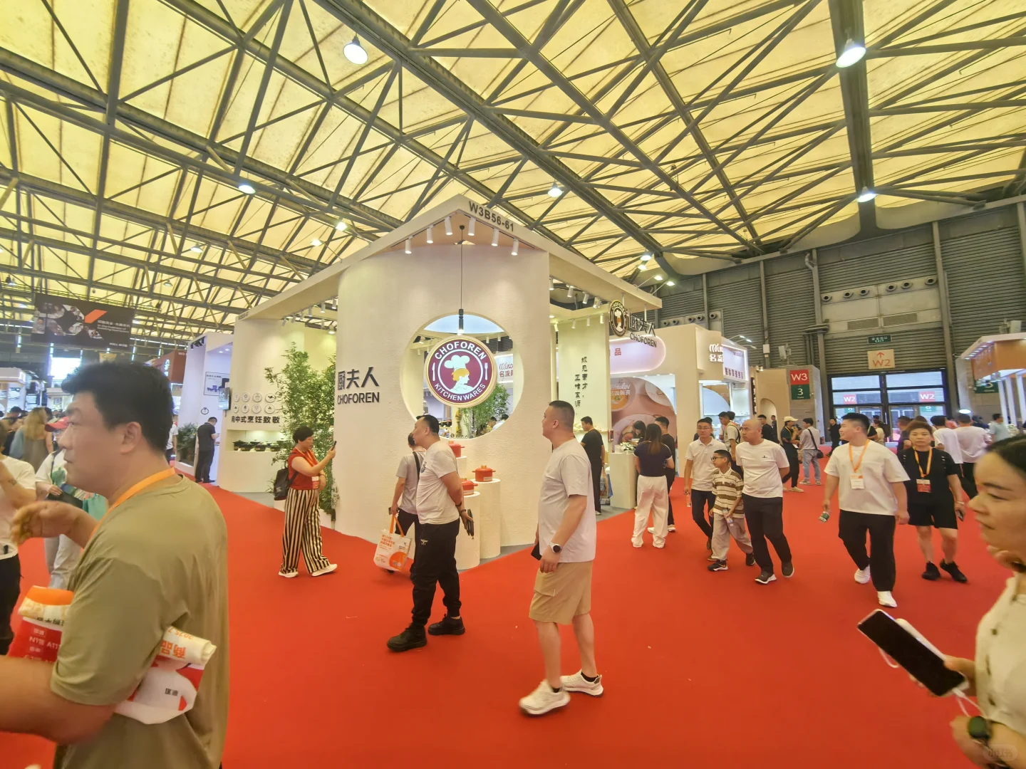 展会现场，好多人啊！