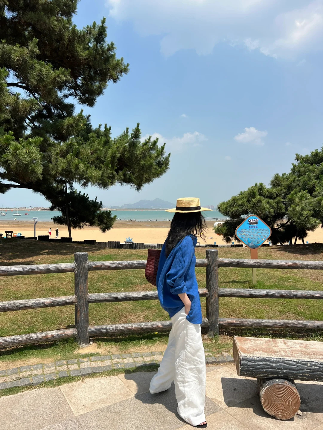 穿亚麻夏日在海边