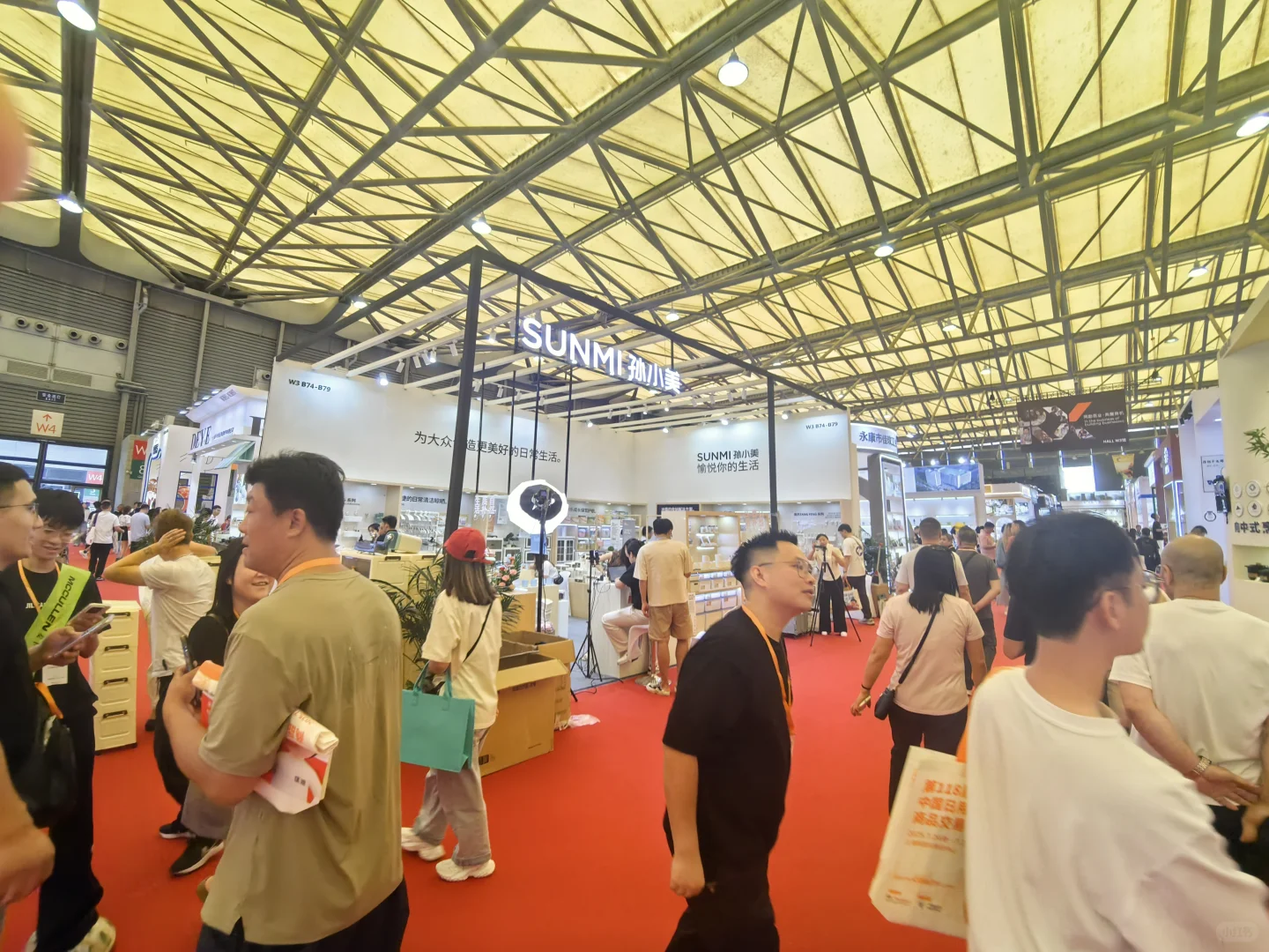 展会现场，好多人啊！