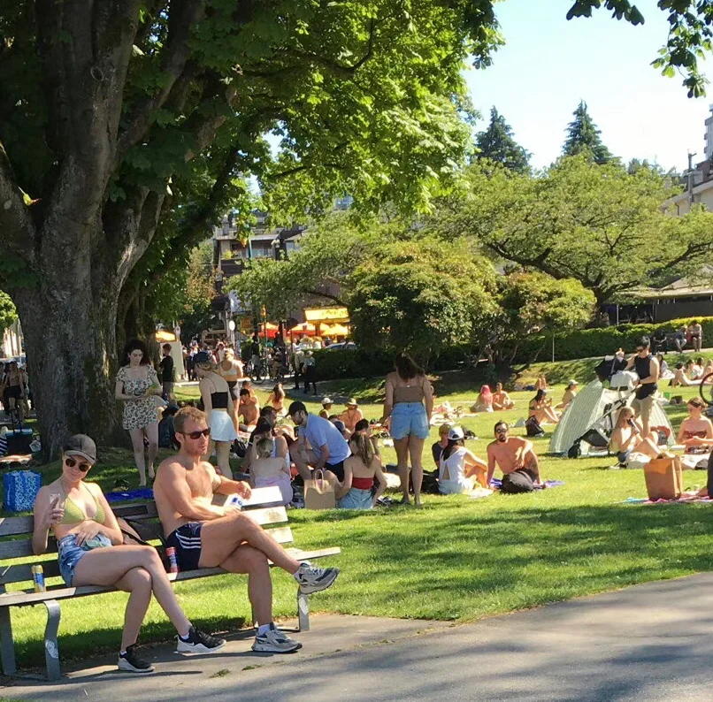 加拿大温哥华的海滩，还能穿得再少点吗