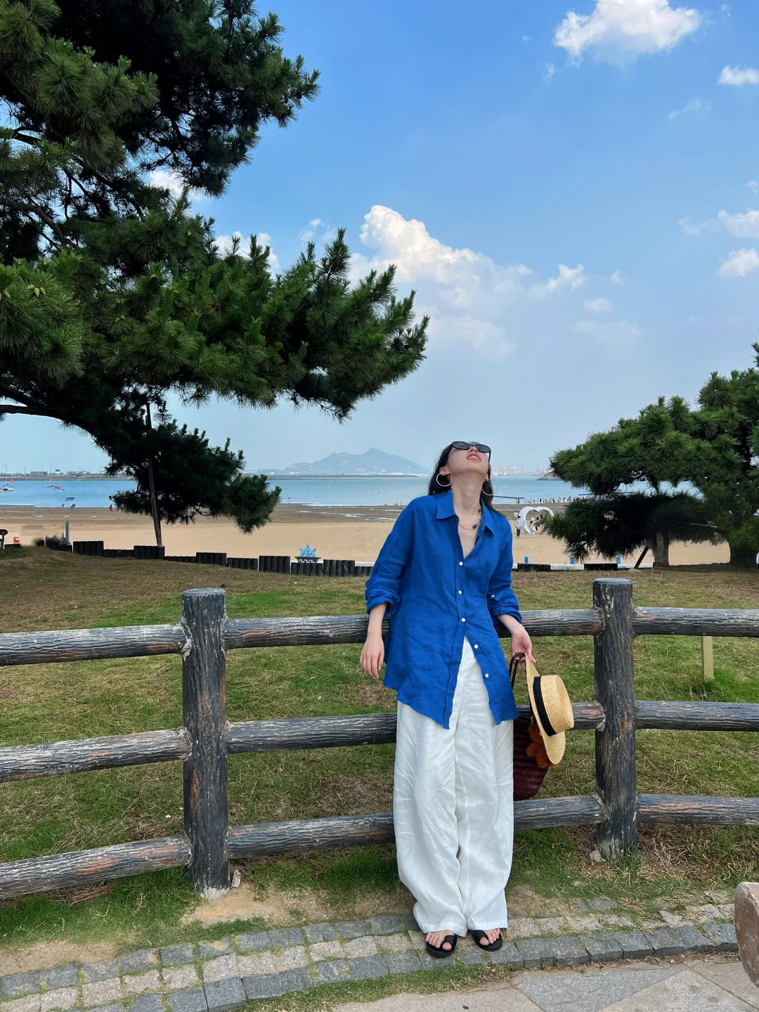 穿亚麻夏日在海边