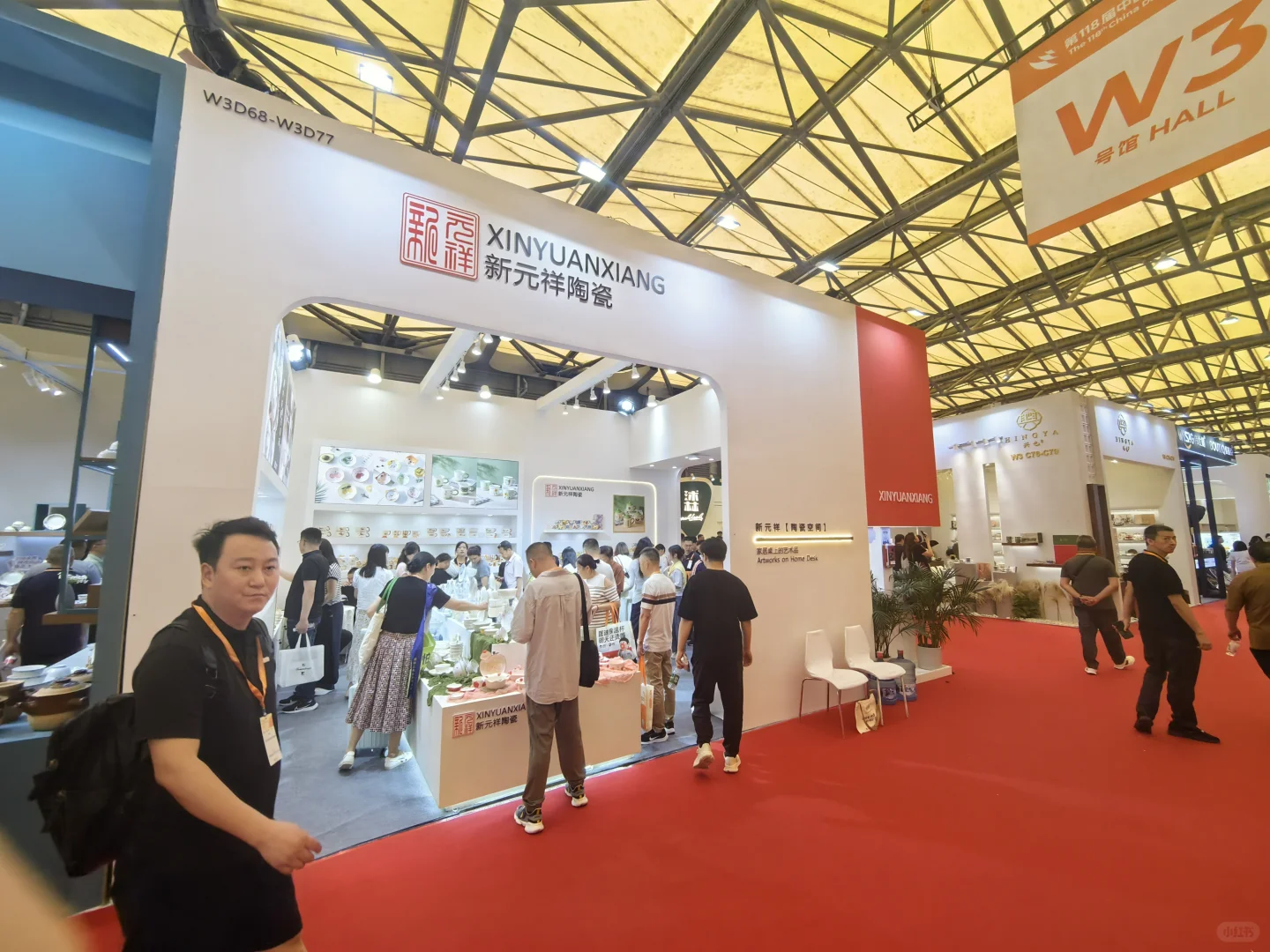 展会现场，好多人啊！