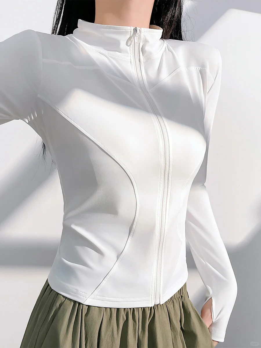 挖到宝！这件白色拉链运动上衣，时髦又好搭?