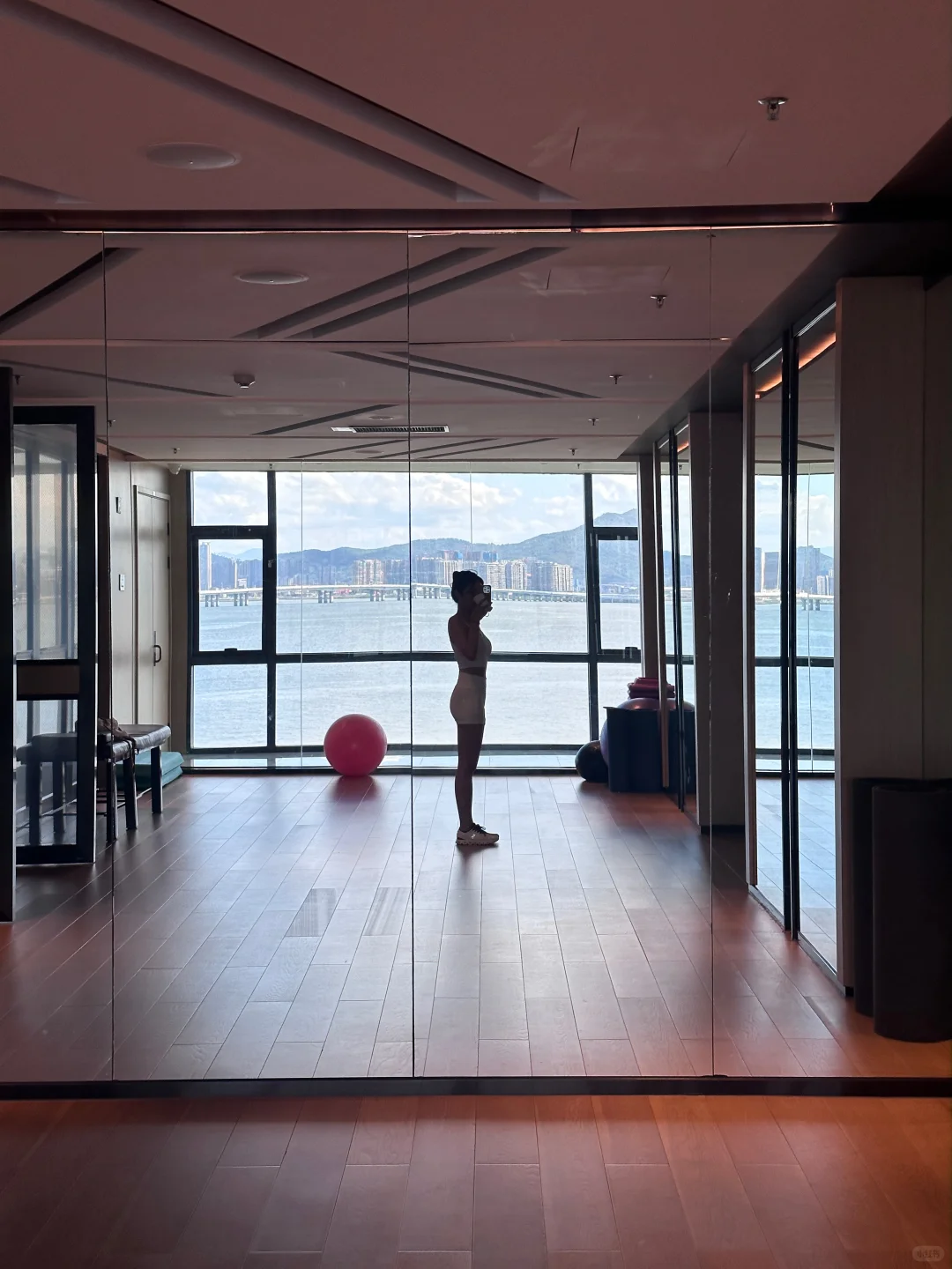 一身白 显黑也认了！