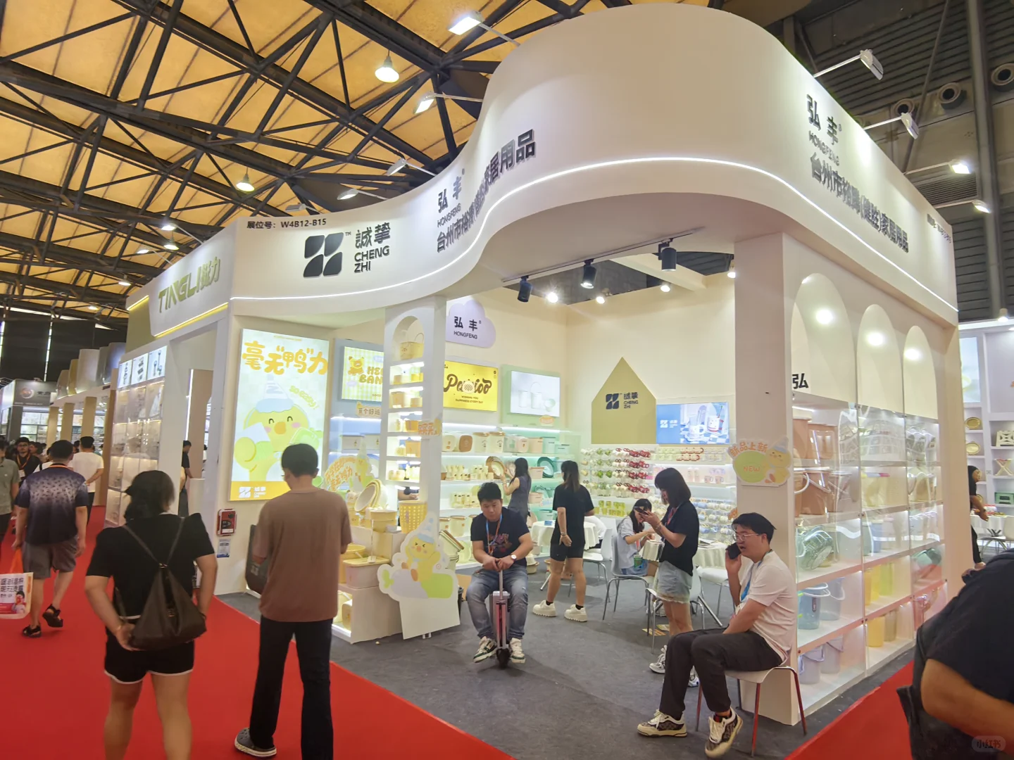 展会现场，好多人啊！