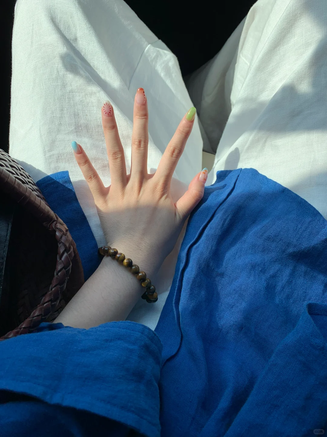 穿亚麻夏日在海边