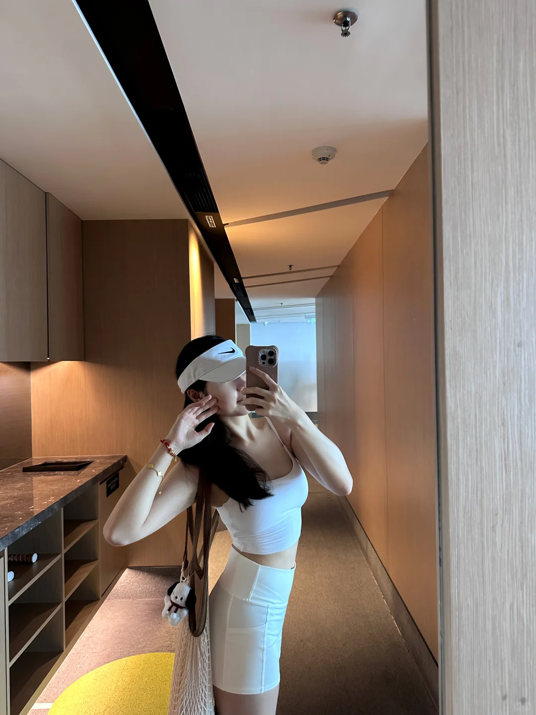 一身白 显黑也认了！