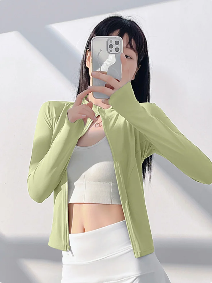 挖到宝！这件白色拉链运动上衣，时髦又好搭?