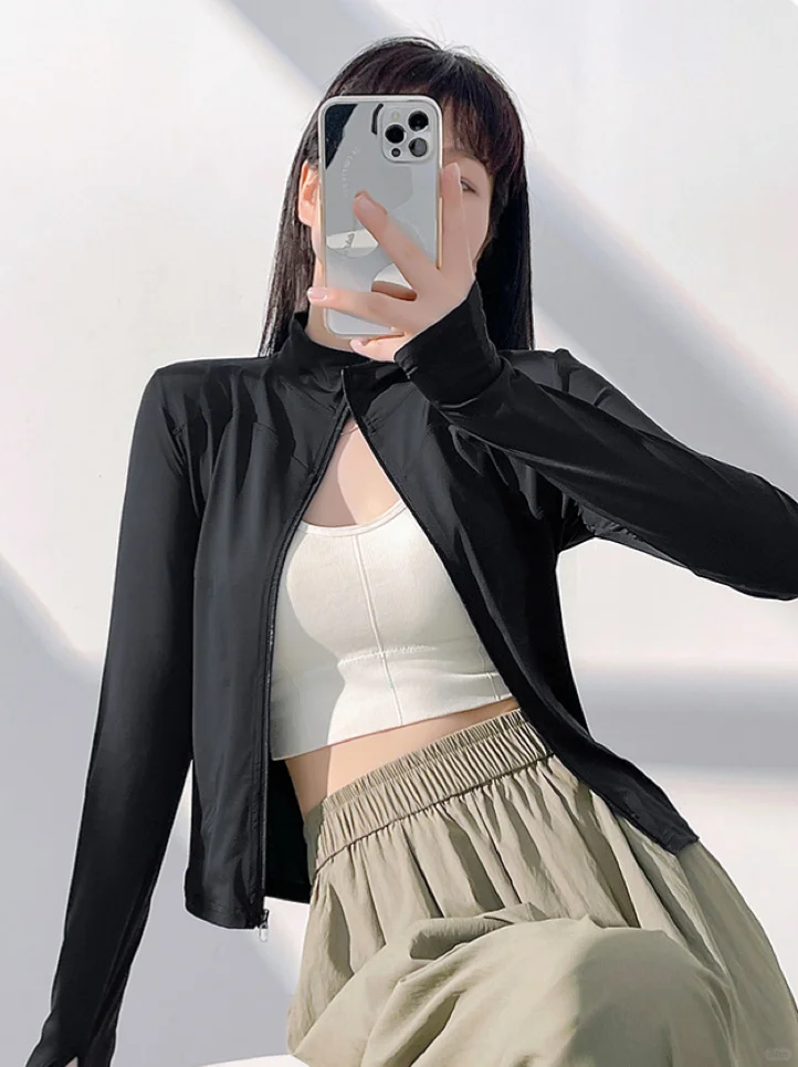 挖到宝！这件白色拉链运动上衣，时髦又好搭?