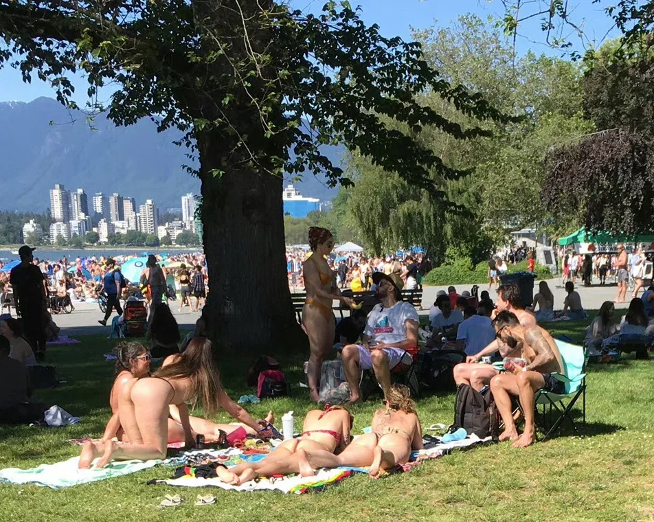 加拿大温哥华的海滩，还能穿得再少点吗