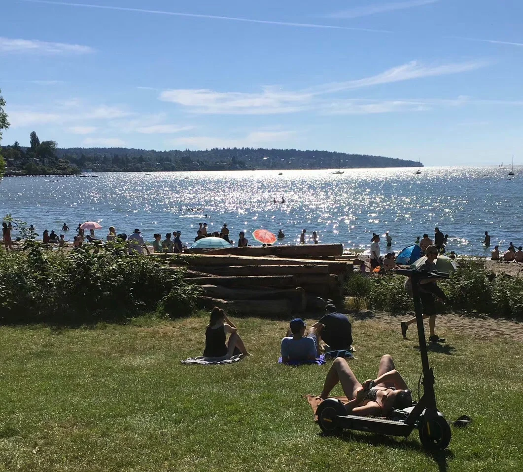 加拿大温哥华的海滩，还能穿得再少点吗