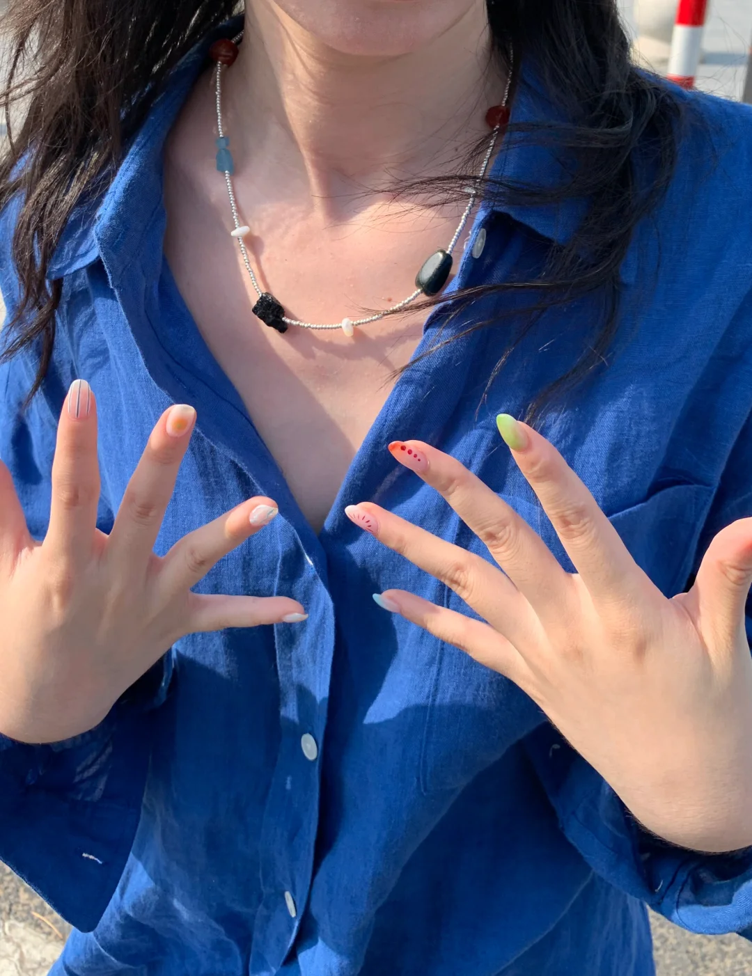 穿亚麻夏日在海边