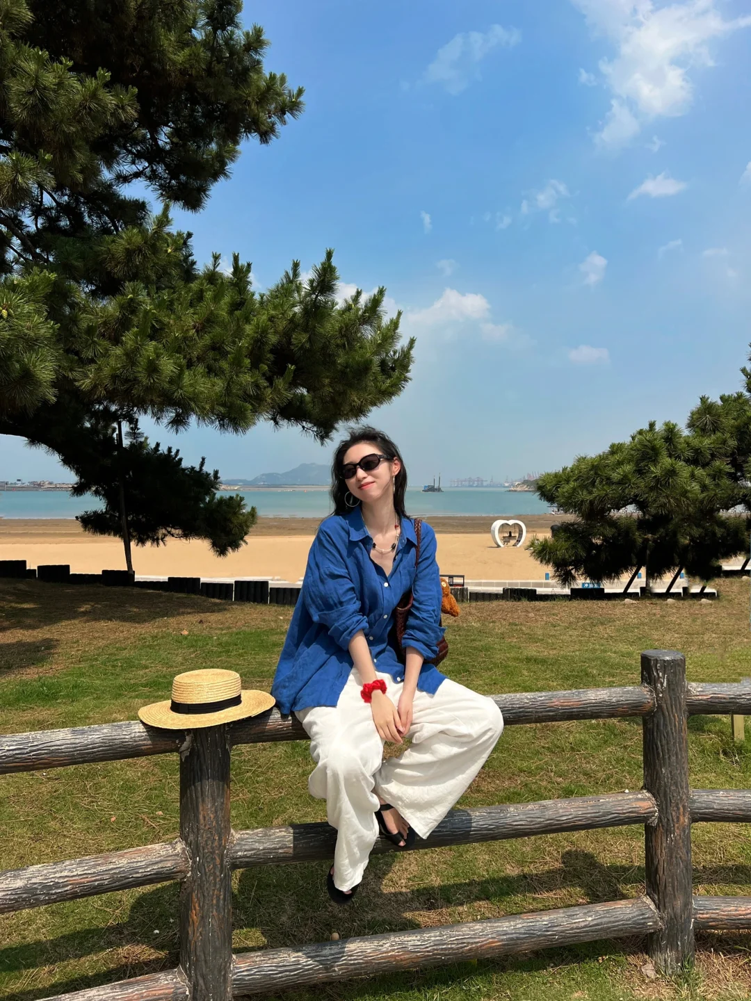 穿亚麻夏日在海边