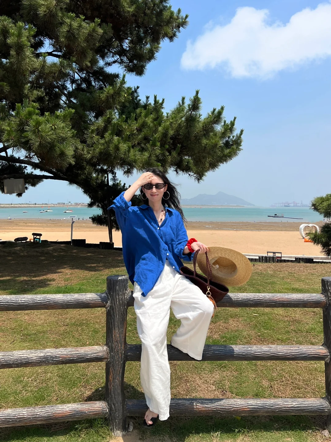 穿亚麻夏日在海边