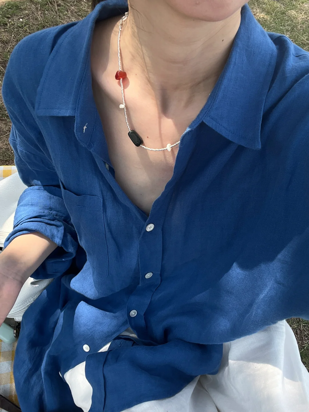 穿亚麻夏日在海边