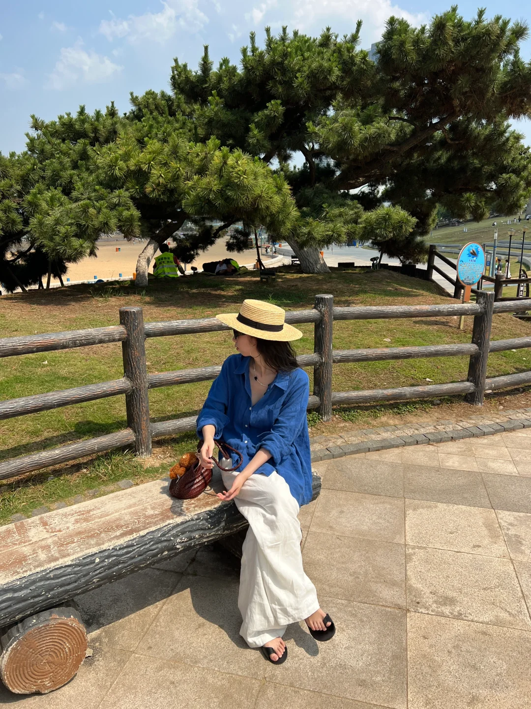 穿亚麻夏日在海边