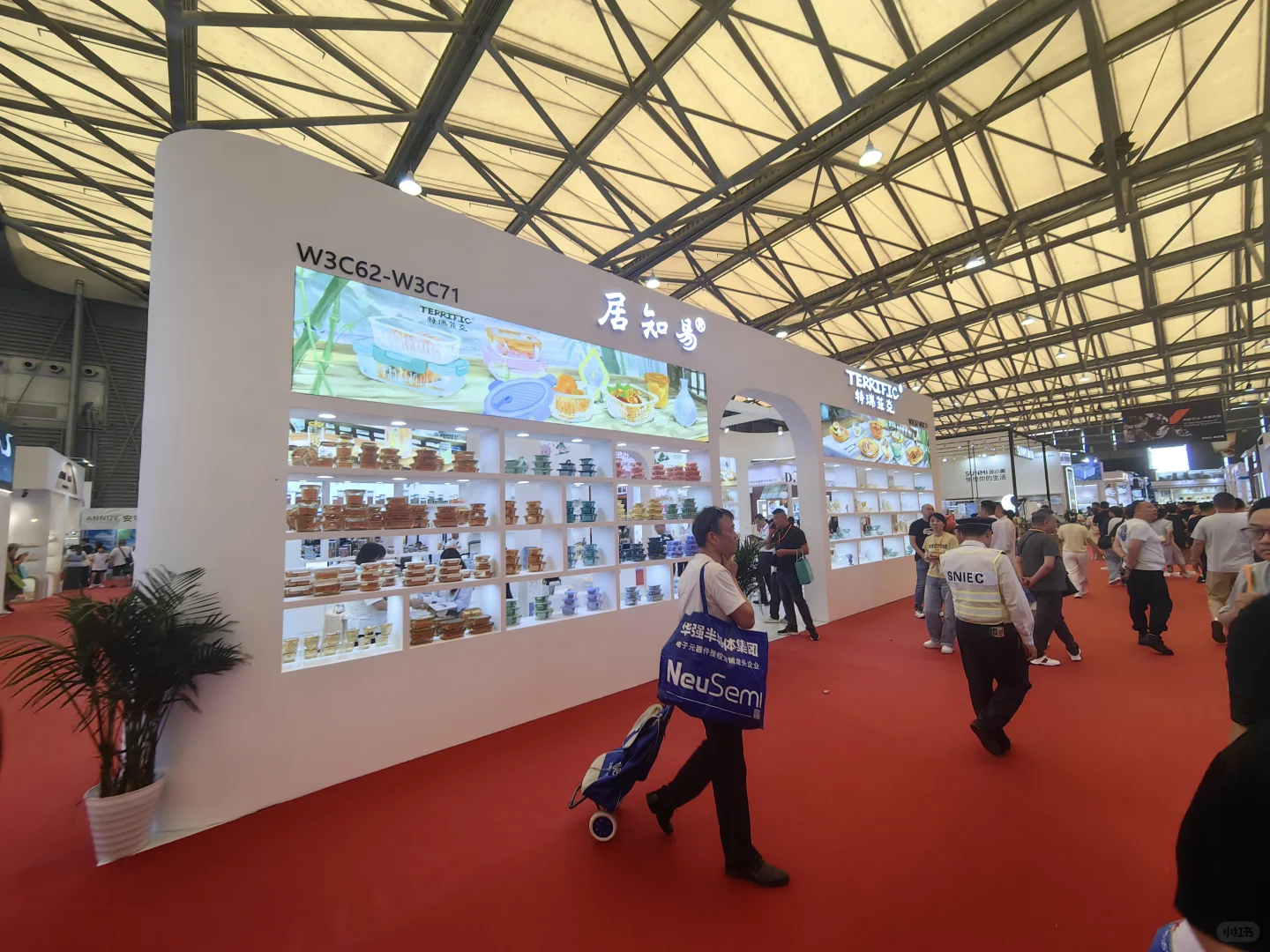 展会现场，好多人啊！