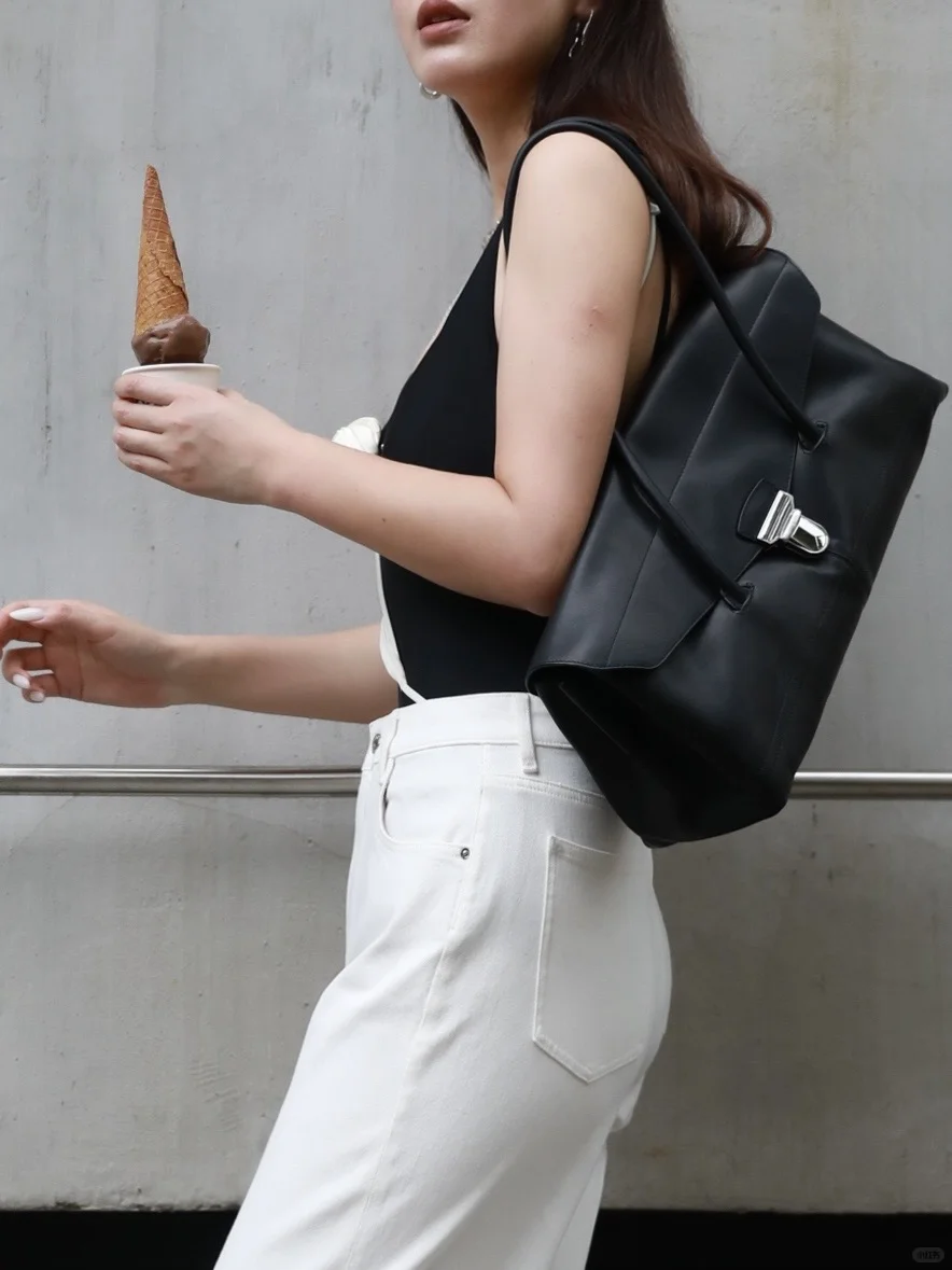 高温街头穿衣自由