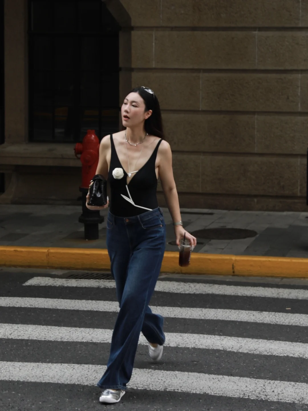 高温街头穿衣自由