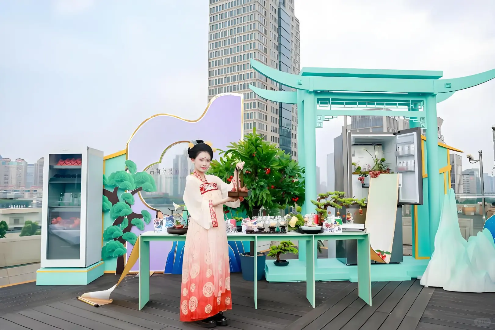 市集展棚陈列，在摊位上种草。