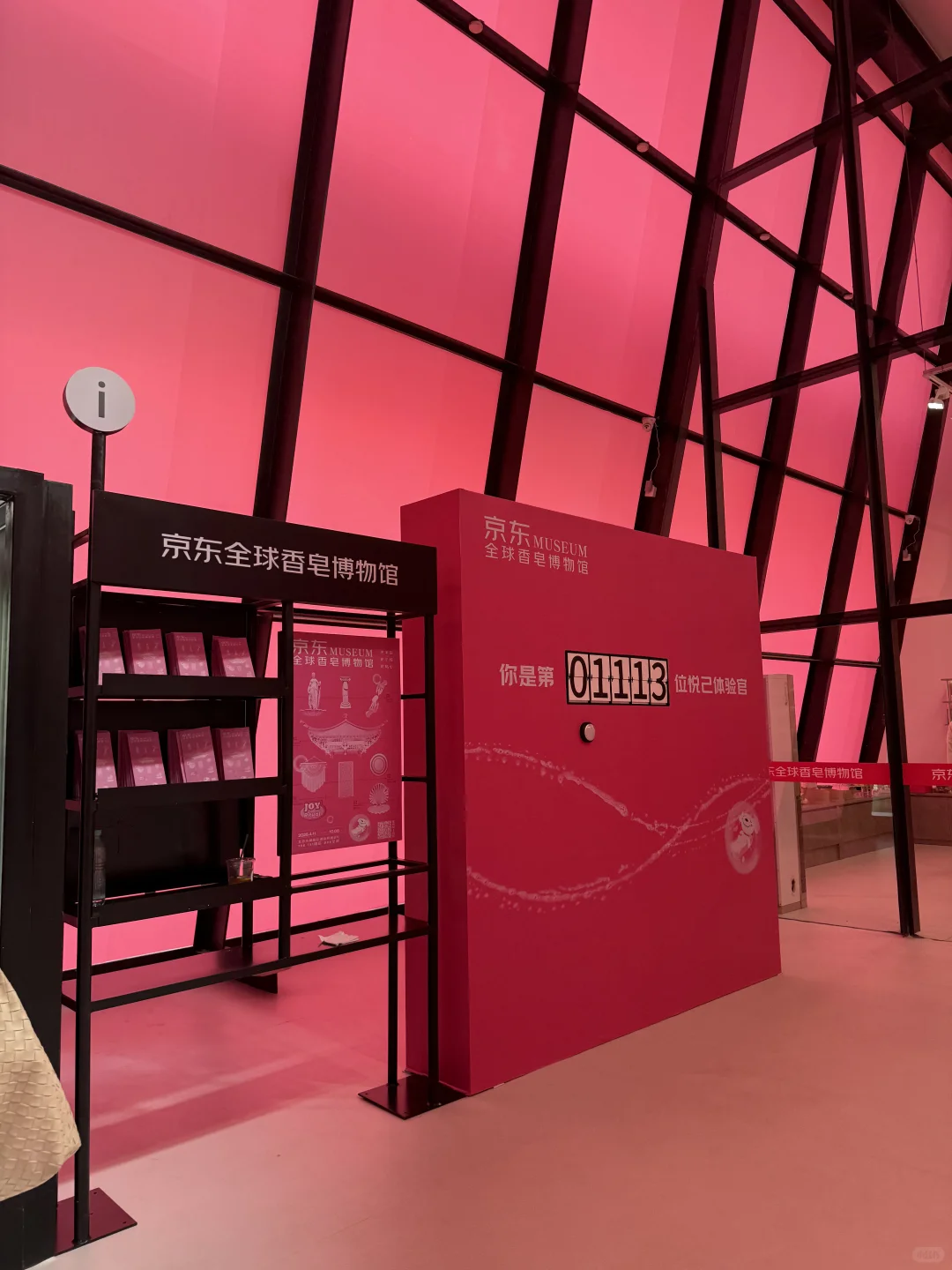 没想到在798见到如此审美荒诞的大厂展览