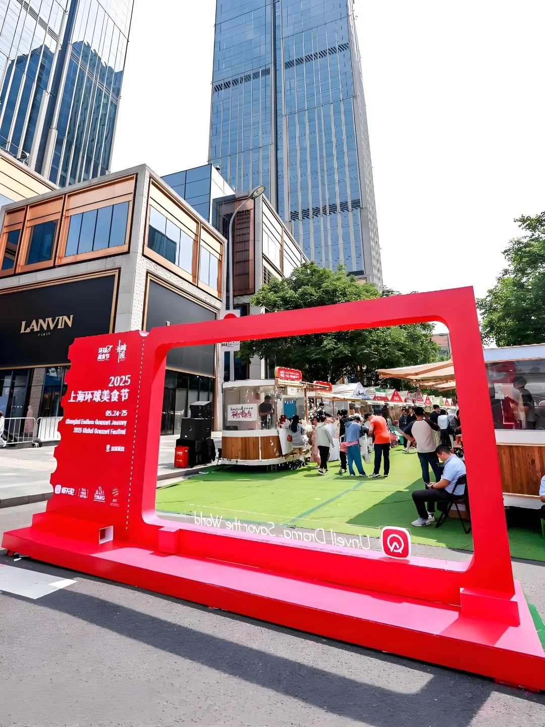 市集展棚陈列，在摊位上种草。