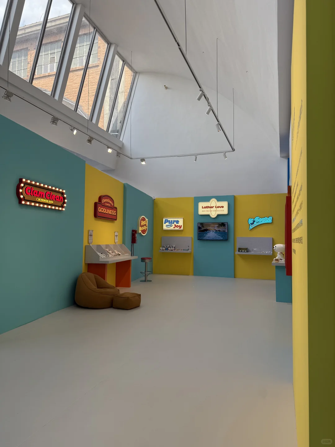 没想到在798见到如此审美荒诞的大厂展览