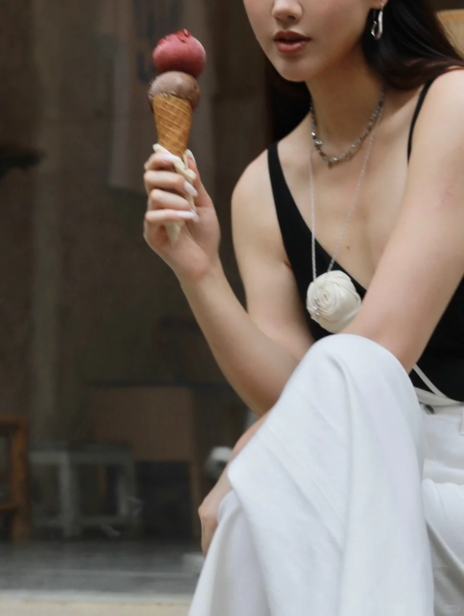 高温街头穿衣自由