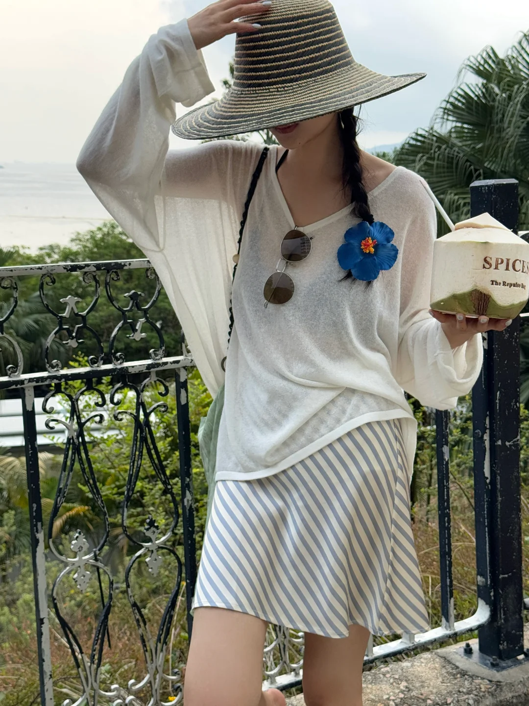 夏日海岛穿搭?白色罩衫给的慵懒松弛感