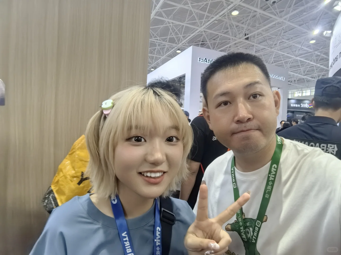 逛展会变成了网友见面会